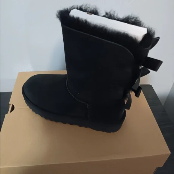 Black authentic Ugg boots brand new size 5 in women. - Picture 2 of 2